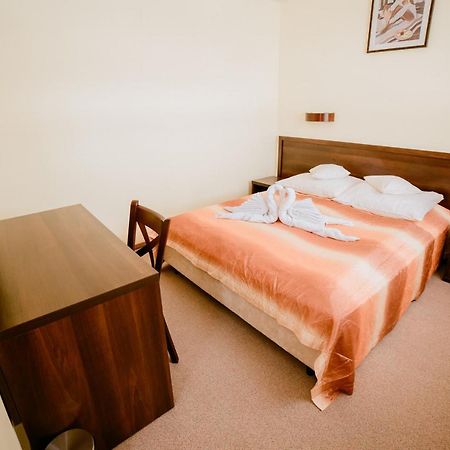 Hotel Domino Niemodlin Экстерьер фото