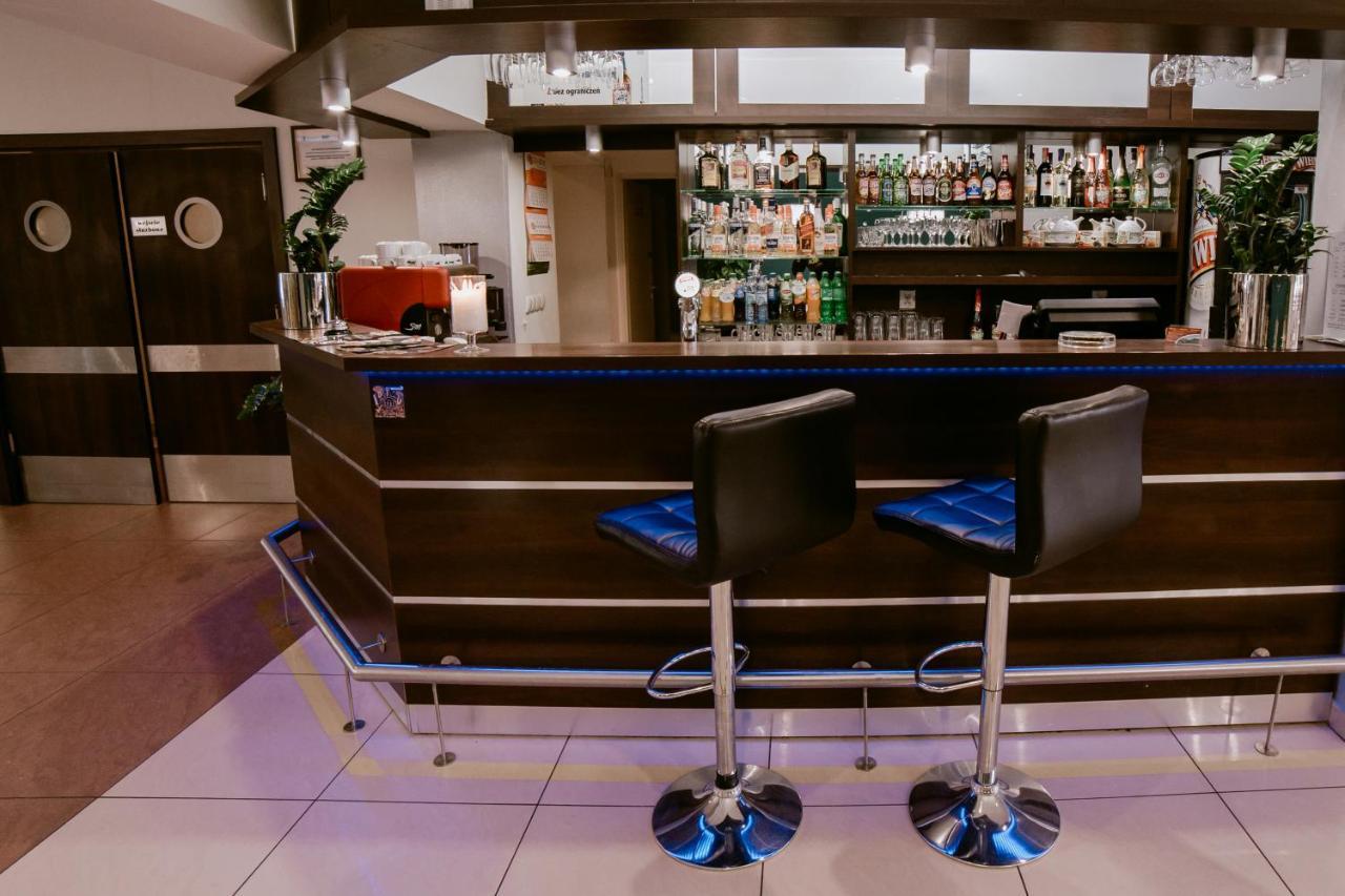 Hotel Domino Niemodlin Экстерьер фото