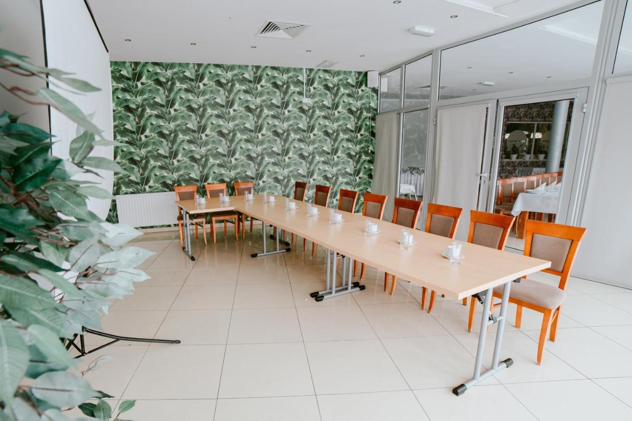 Hotel Domino Niemodlin Экстерьер фото